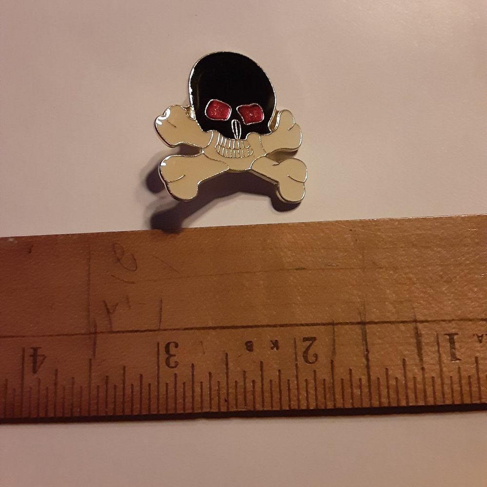 1" Skull and Crossed Bones Enameled Lapel Pin - Picture 2 of 3
